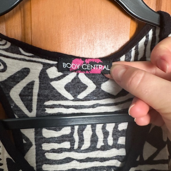 Small Body Central Crop Top - Picture 2 of 4